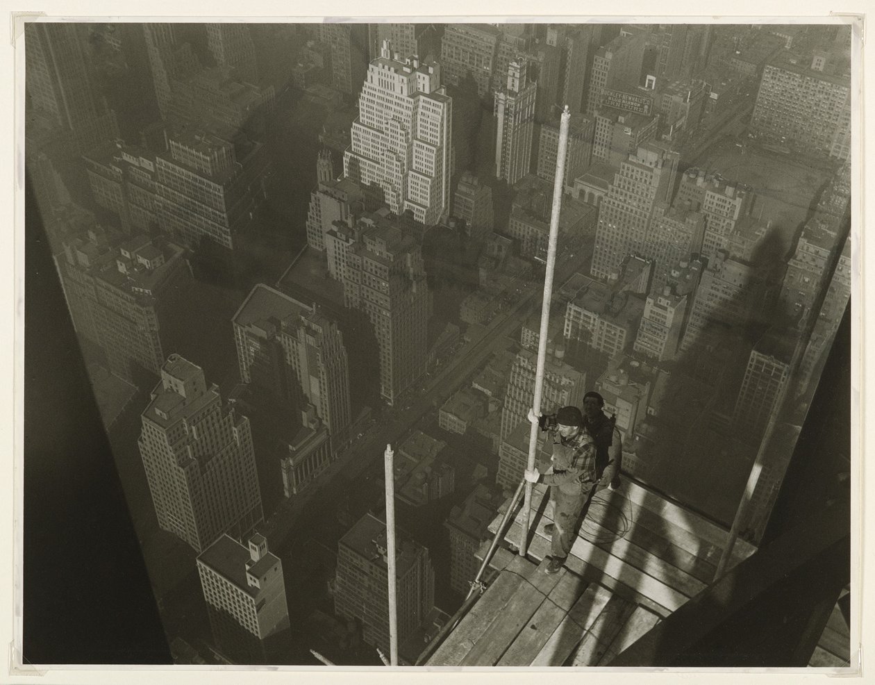 Het hijsen van de mast, Empire State Building, 1931 door Lewis Wickes Hine