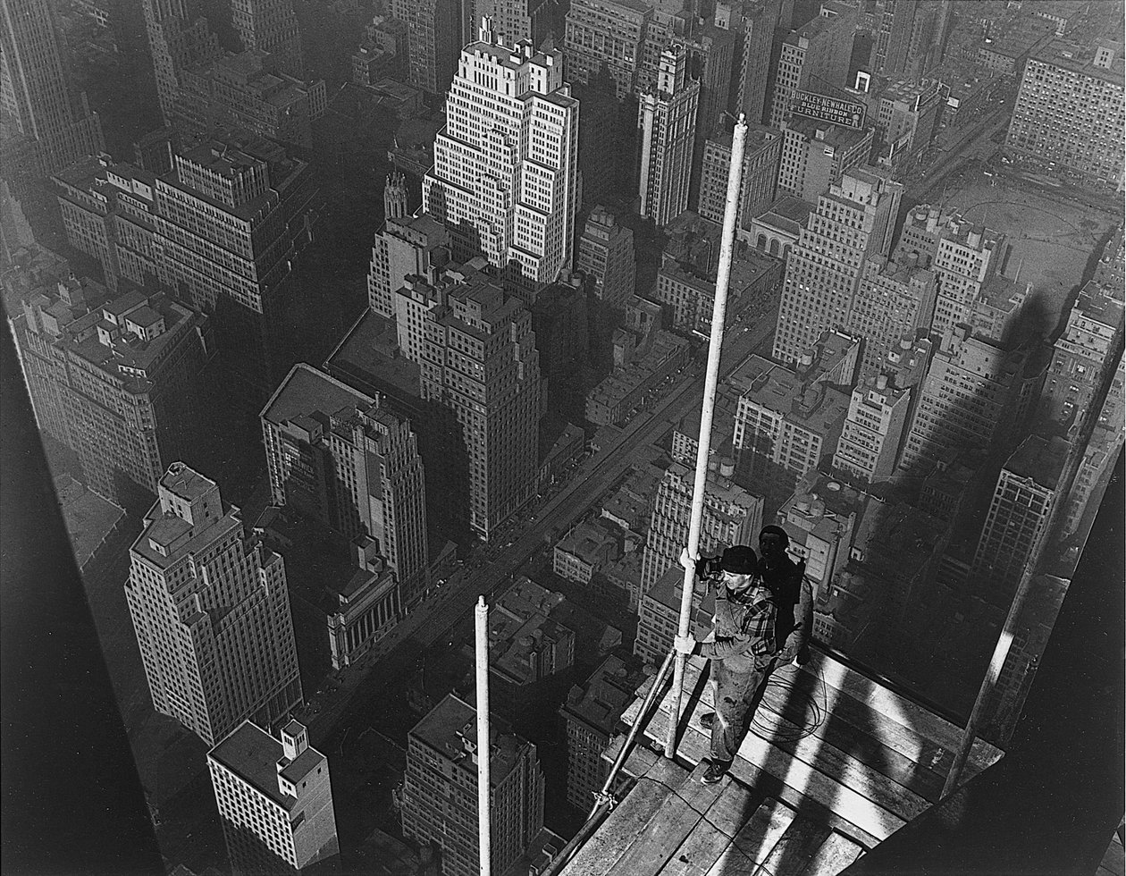 Het hijsen van de mast, Empire State Building door Lewis Wickes Hine