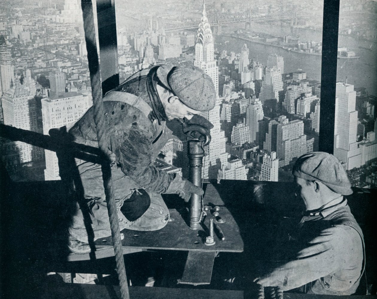 Het vastzetten van de laatste bouten op de ochtendmast van het Empire State Building, ca. 1931 door Lewis Wickes Hine