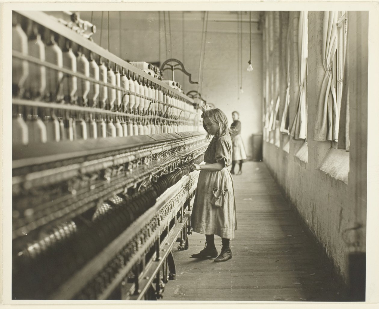 Sadie Pfeifer, een katoenspinner, Lancaster, South Carolina door Lewis Wickes Hine