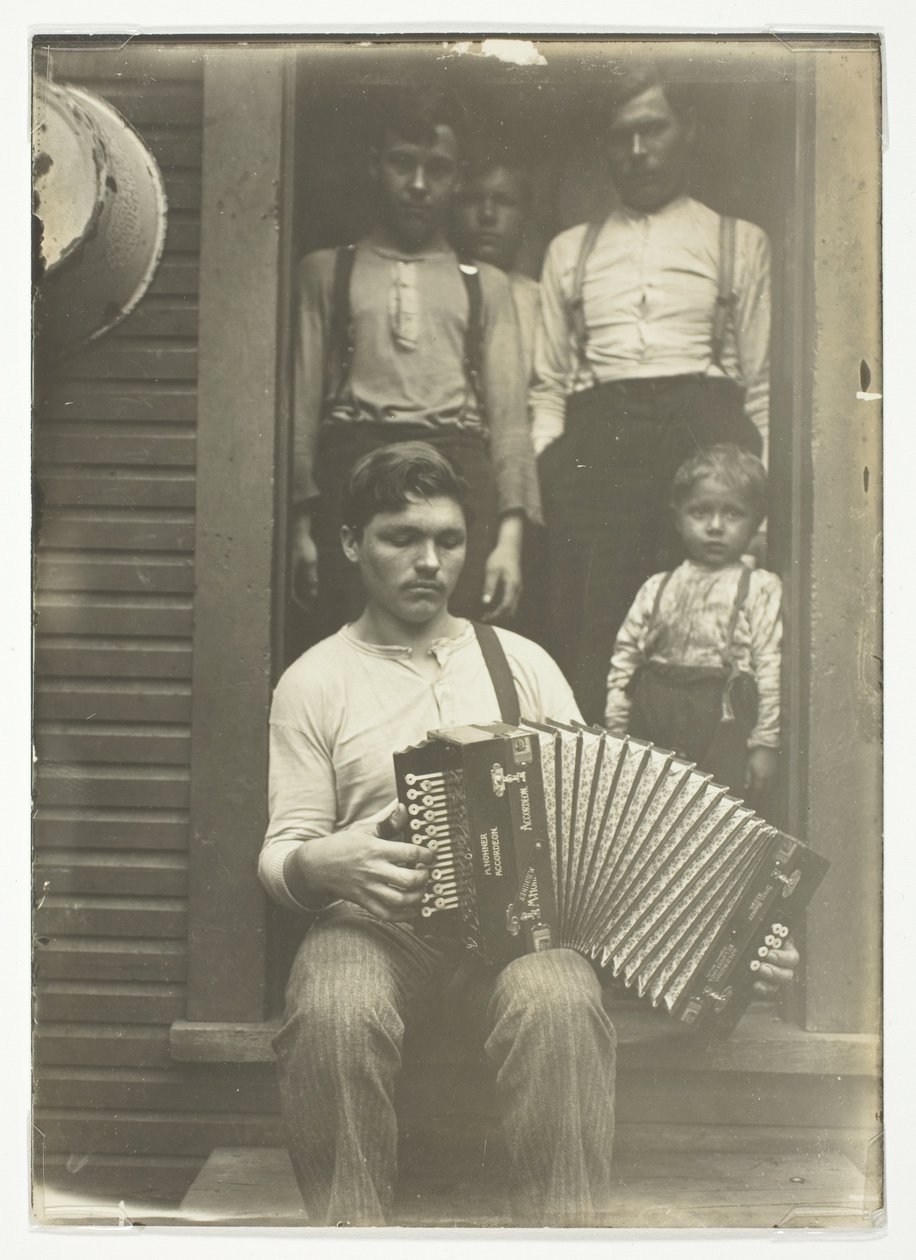 Slowaakse staalarbeider in de regio Pittsburgh ontspant na het avondeten door Lewis Wickes Hine