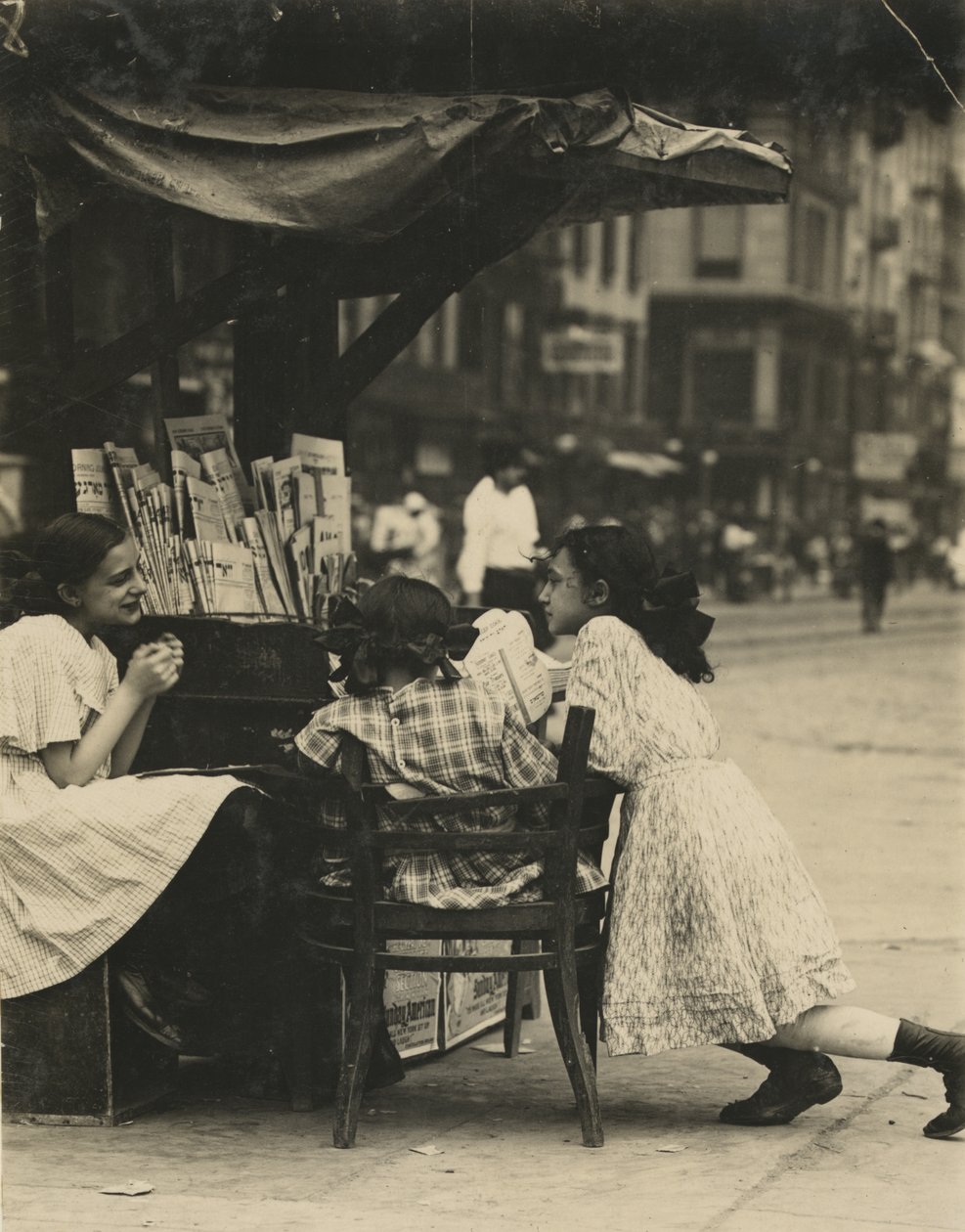 Drie jonge meisjes werken bij een krantenkiosk in Canal Street in New York City door Lewis Wickes Hine