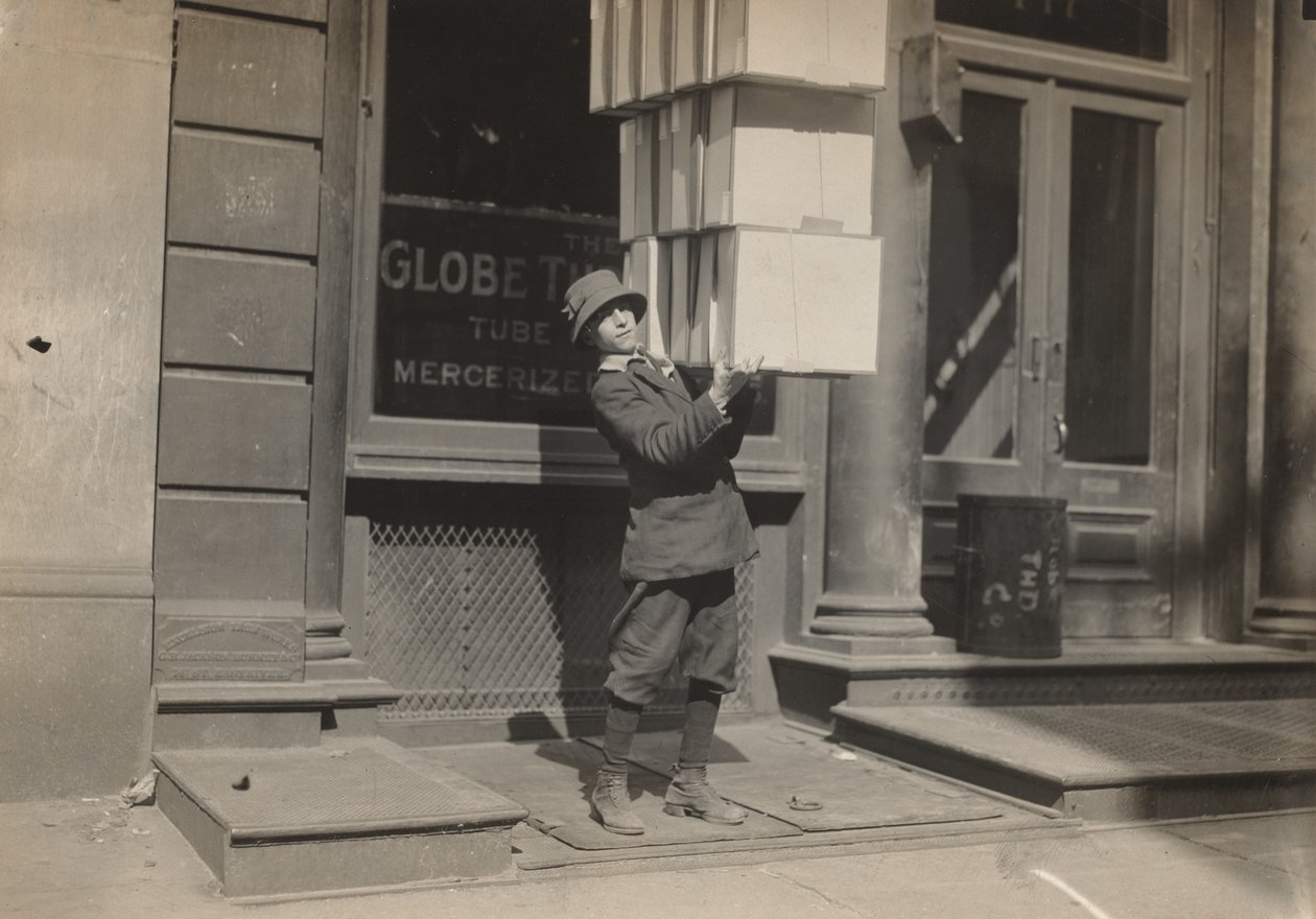 Wagenjongen of staartjongen helpt de wagen te laden door Lewis Wickes Hine