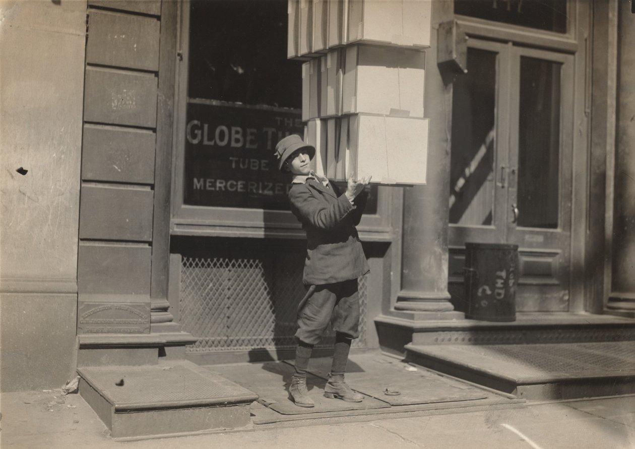 Wagenjongen of "staartjongen" helpt de wagen te laden, ca. 1914 (foto) door Lewis Wickes Hine
