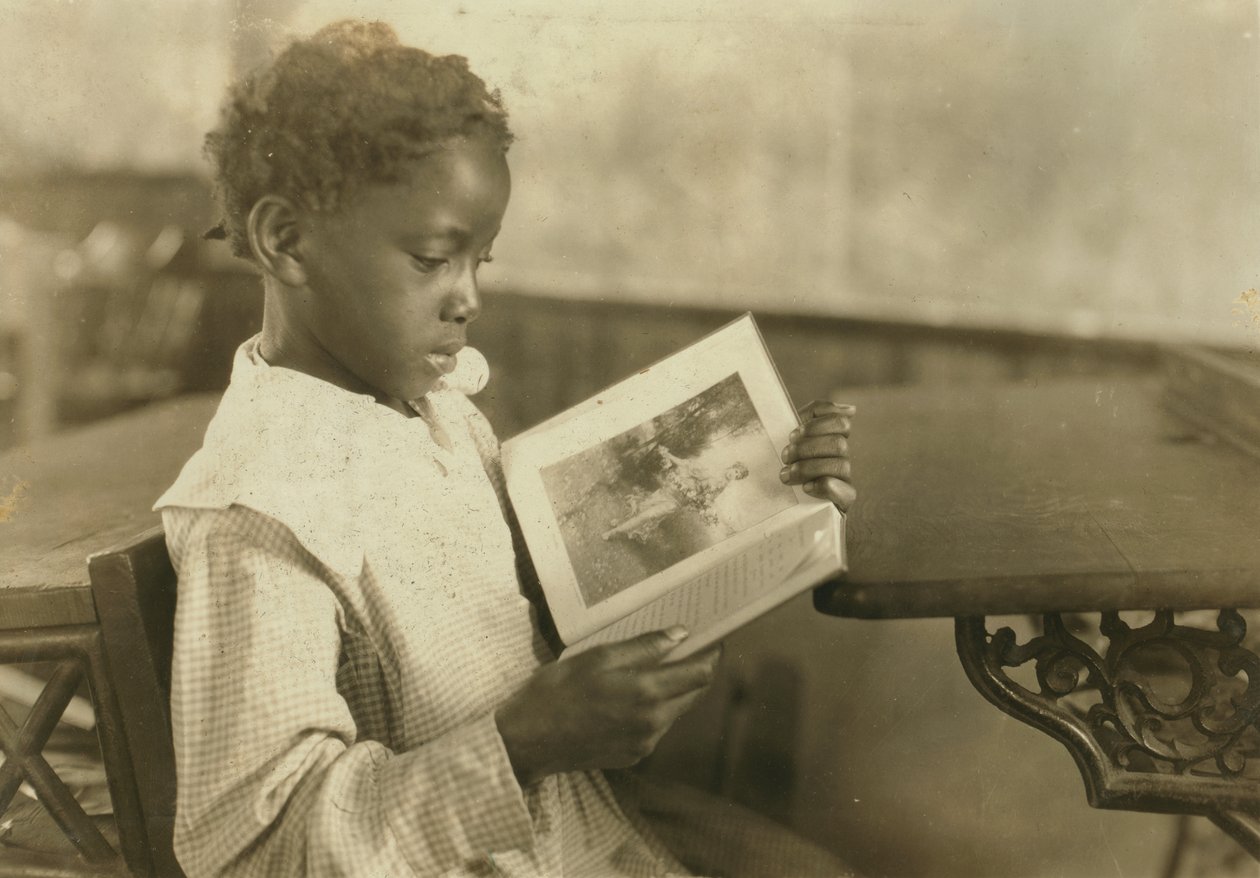 Meisje leest boek in klaslokaal, Pleasant Green School, Marlinton, Pocahontas County, West Virginia, VS, ca. 1921 door Lewis Wickes Hine