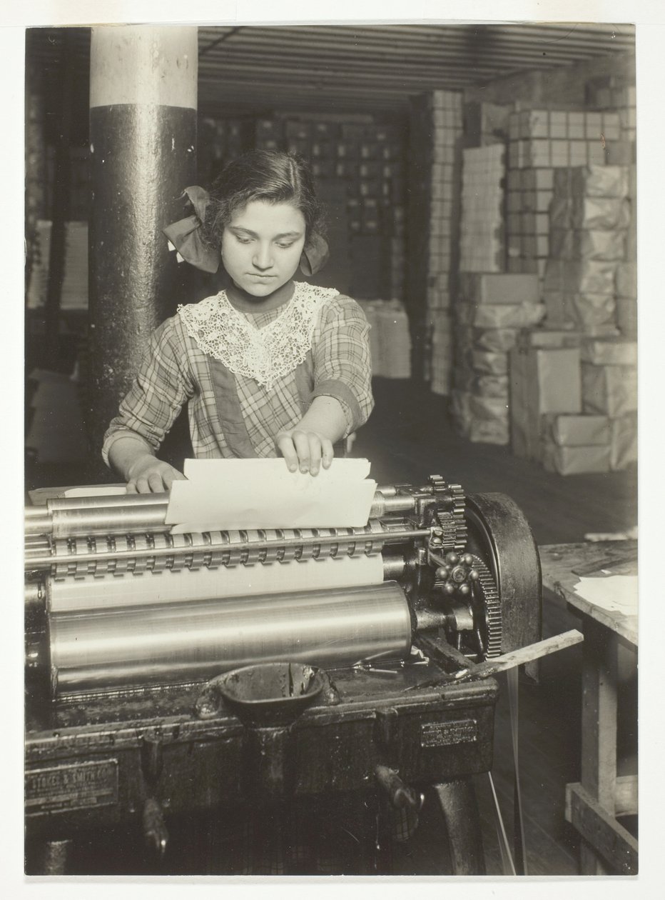 Jonge arbeider in papierfabriek door Lewis Wickes Hine