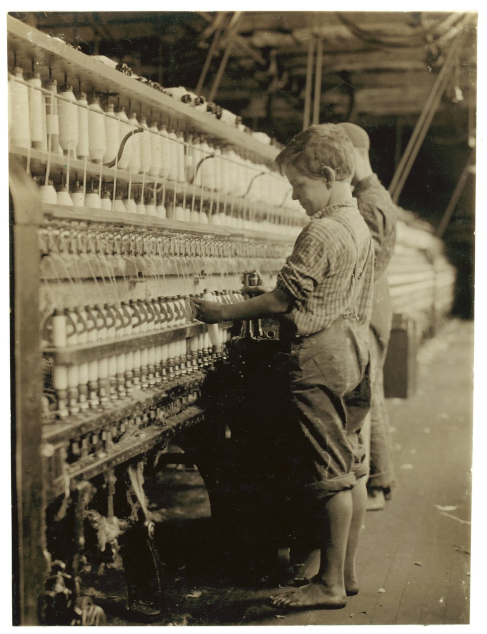 Jonge doffers vervangen volle spoelen in North Pownal, Vermont, 1910 door Lewis Wickes Hine