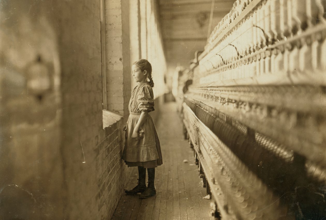 Jong meisje dat in een fabriek werkt, Lincolnton, North Carolina, VS, ca.1908 (zw/w foto) door Lewis Wickes Hine