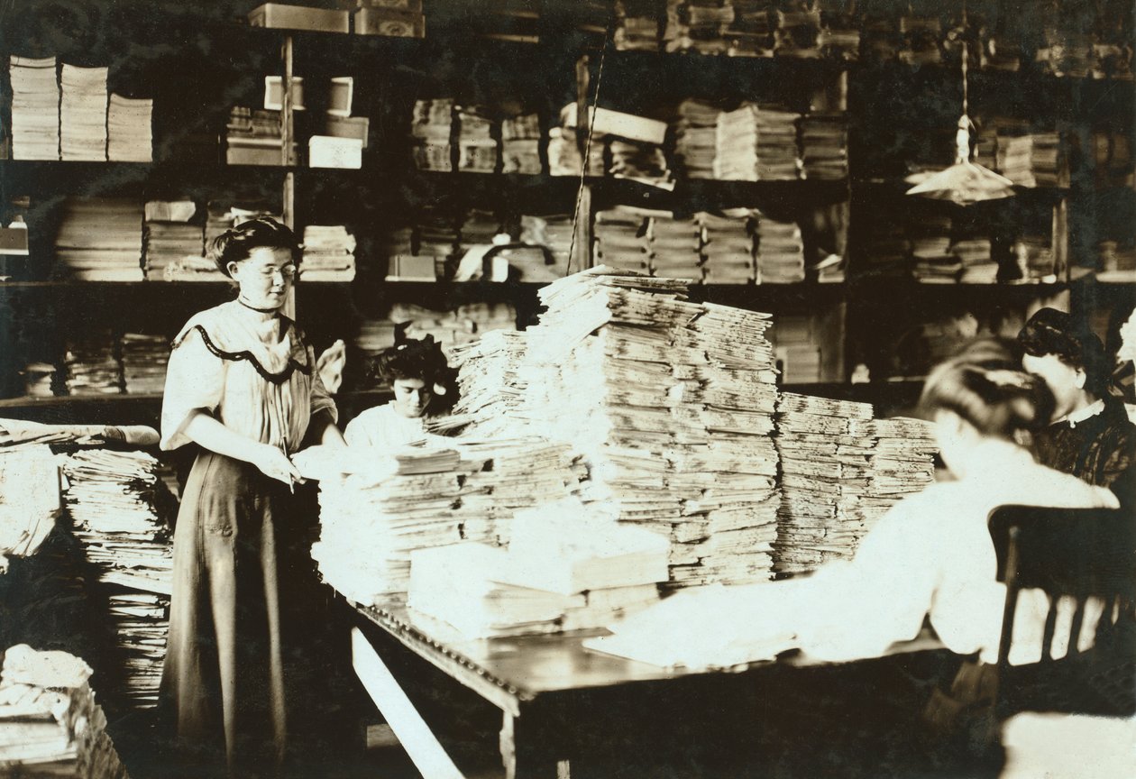 Jonge vrouwen die papieren sorteren in een opslagruimte, c.1905 door Lewis Wickes Hine