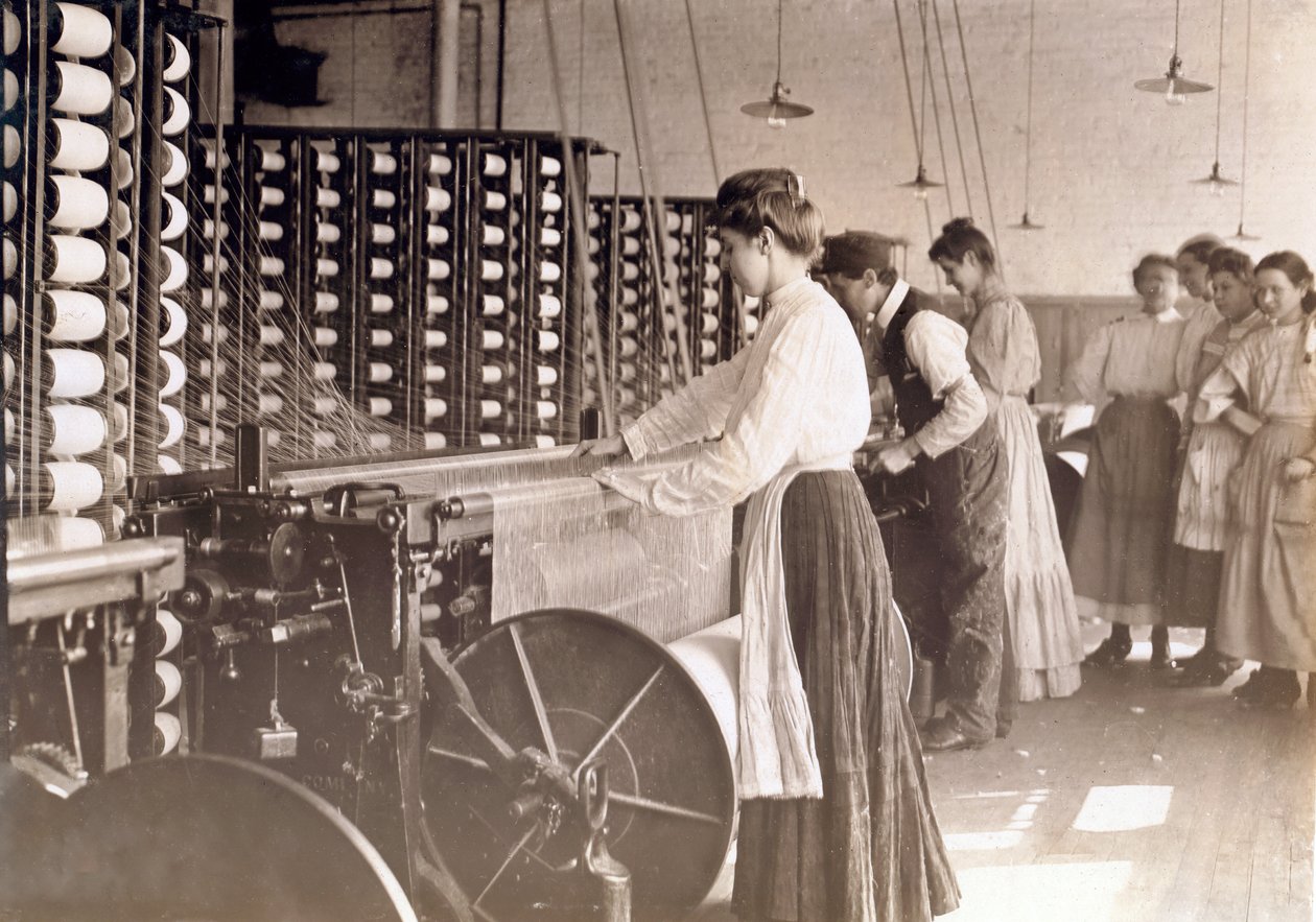 Jonge vrouwen die werken aan een spinmachine in een katoenfabriek, South Carolina, 1908 door Lewis Wickes Hine