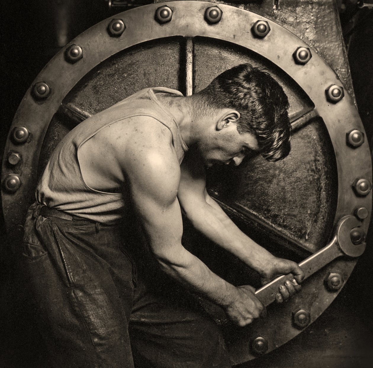 Close-up van een krachtcentrale monteur die aan een stoompomp werkt ca. 1920 door Lewis Wickes Hine