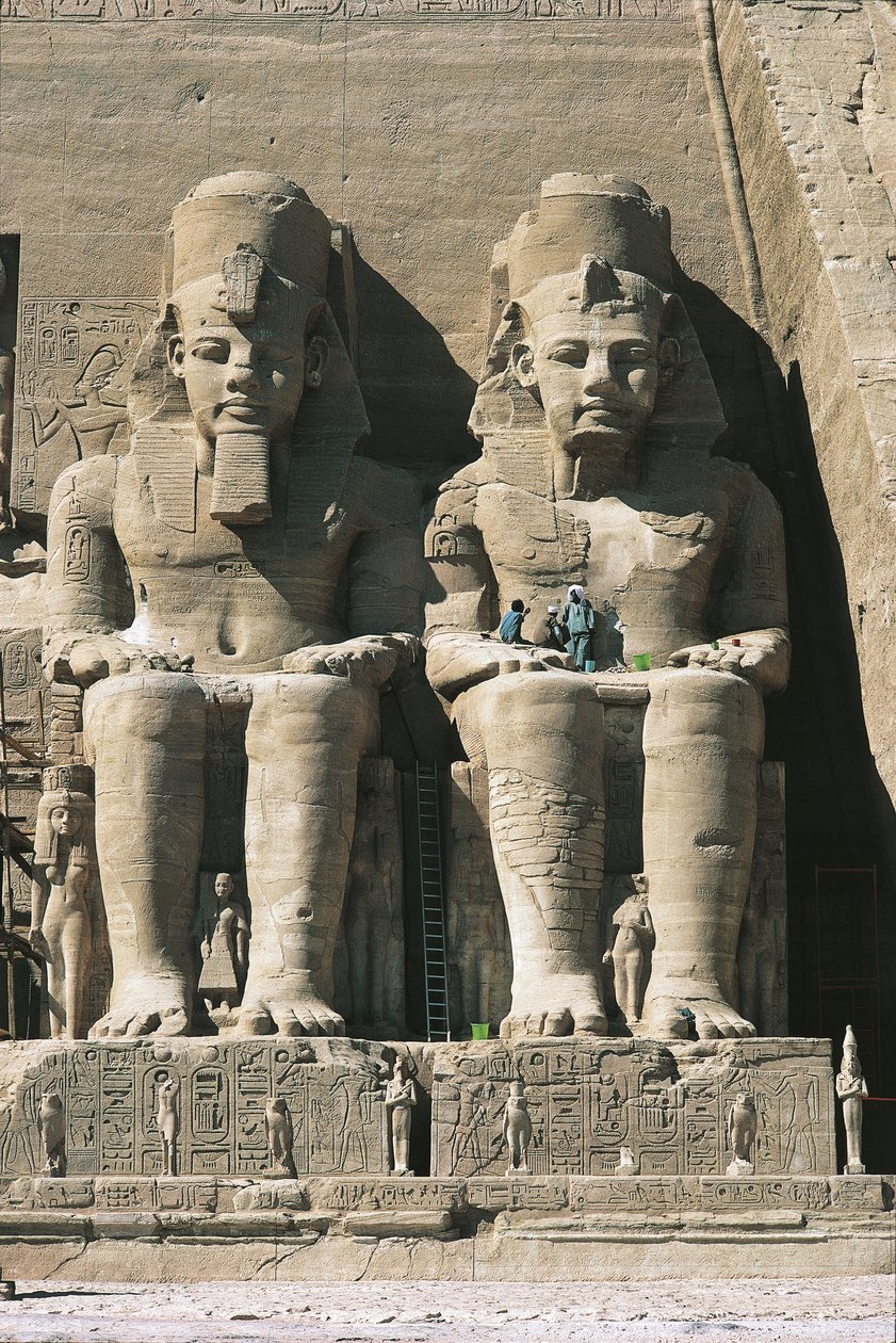 Kolossale zandstenen figuren van zittende Ramses II door Unbekannt Unbekannt