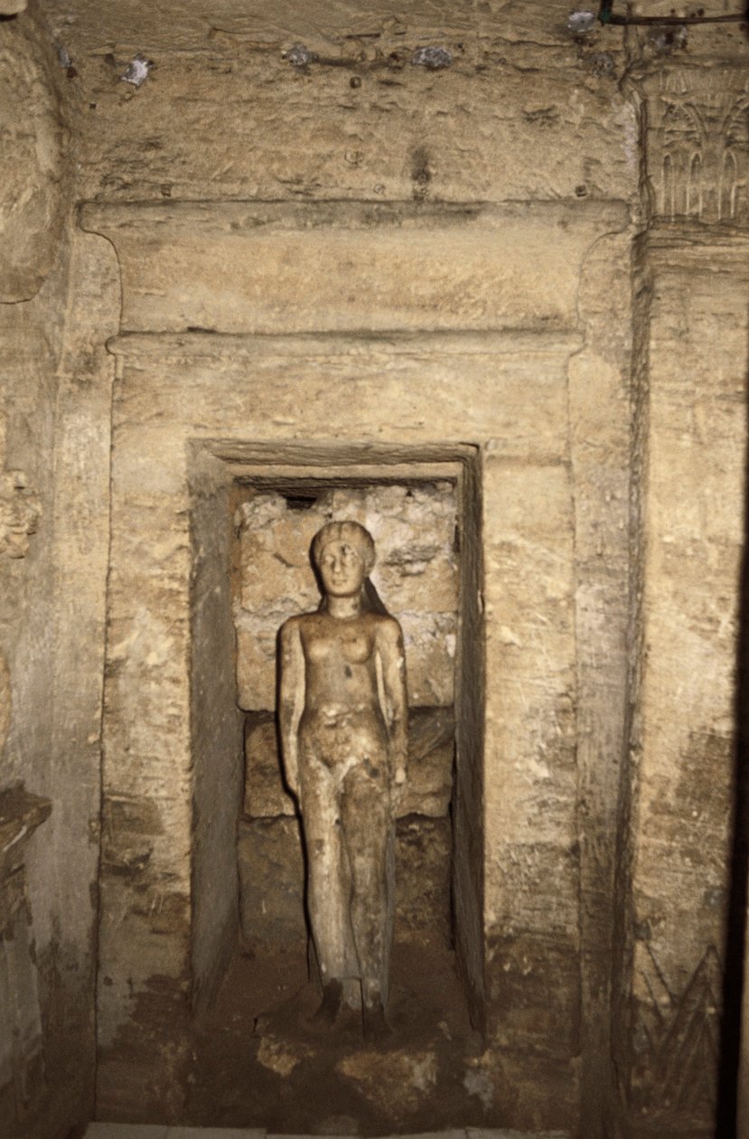 Catacomben van Kom-esh-Shuqafa, interieur van het hypogeum, nis met vrouwelijke standbeeld door Unbekannt Unbekannt
