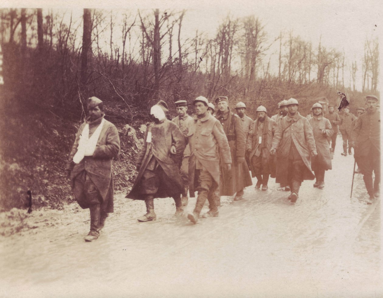 Februari 1917 - Verdun-Front Franse gevangenen gewond begeleid door Duitse soldaten door Unbekannt Unbekannt