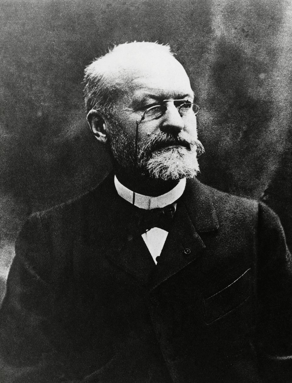 Portret van Charles Louis Alphonse Laveran, Franse medische bacterioloog, Nobelprijs voor Geneeskunde in 1907, foto door Eugene Pirou door Unbekannt Unbekannt
