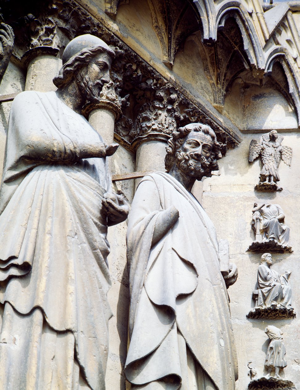 Beeld van een apostel, detail van de zuidelijke deur van de Kathedraal van Notre-Dame (UNESCO Werelderfgoedlijst) door Unbekannt Unbekannt