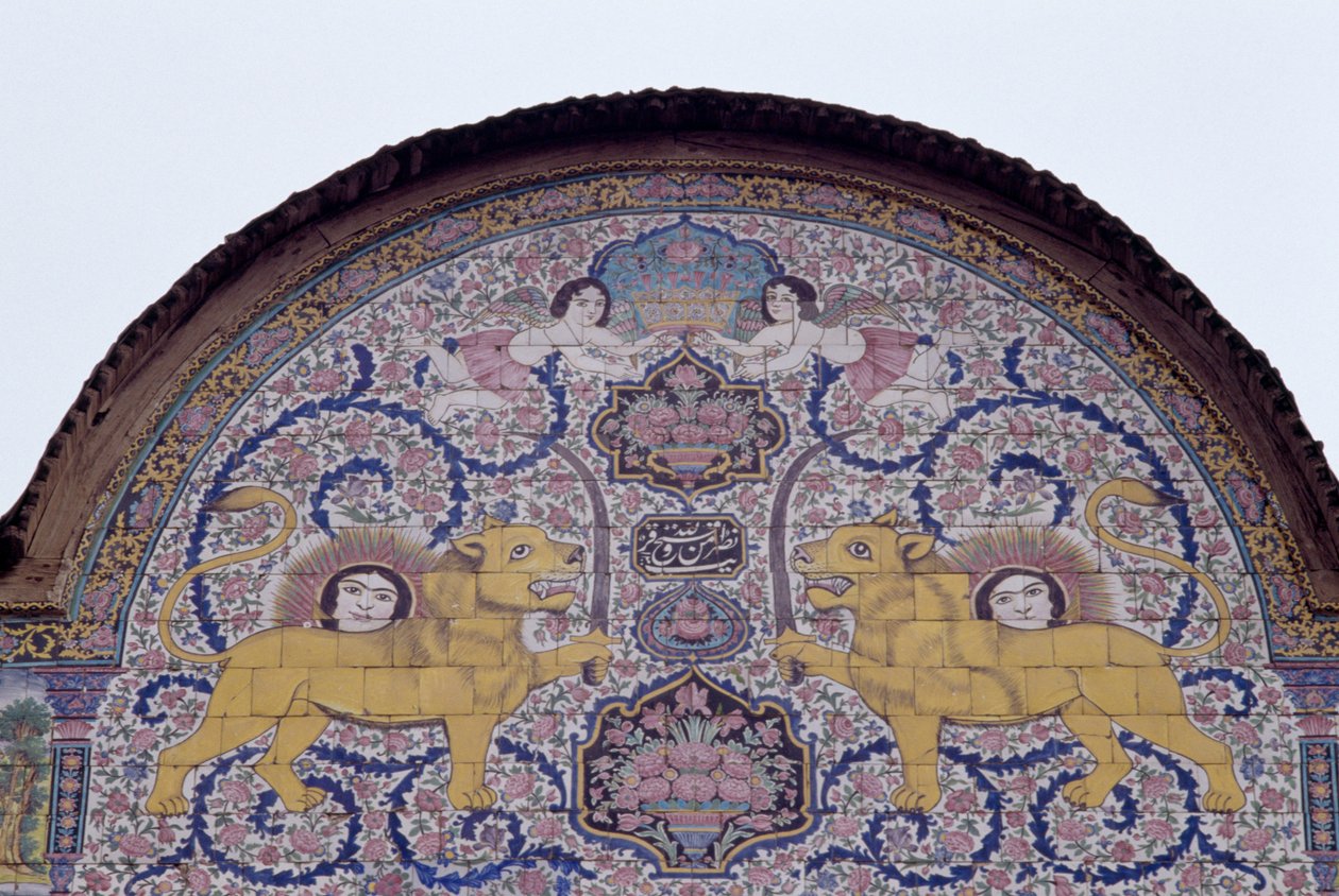 Zon en leeuw, koninklijk embleem van de Qajar-dynastie, polychrome tegeldecoratie aan de voorkant van het Qavam-huis, ook bekend als Narenjestan e Ghavam door Unbekannt Unbekannt