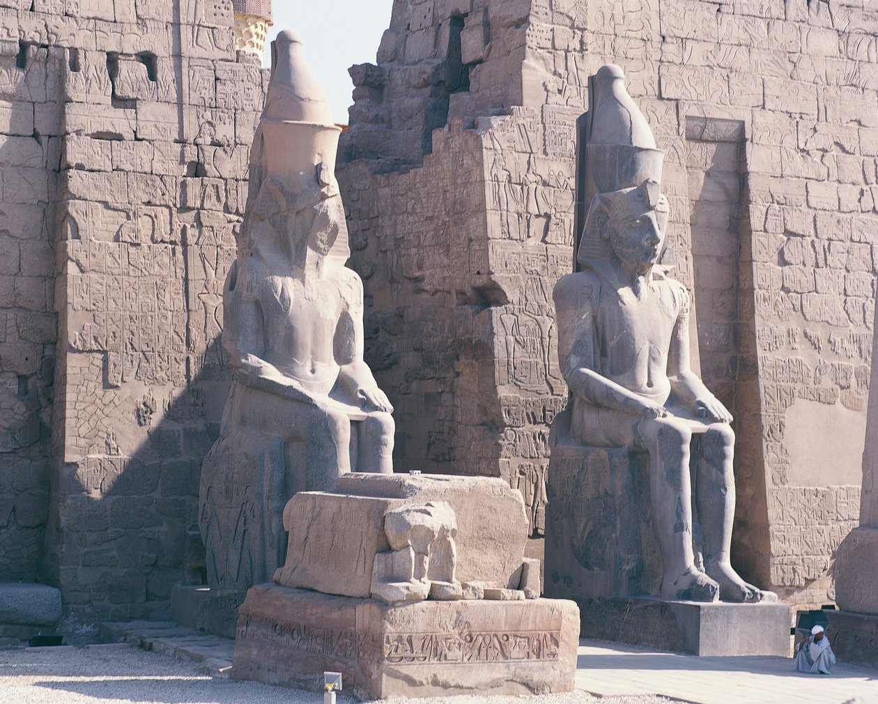 Tempel van Luxor, pyloon van Ramses II, twee kolossale standbeelden van de koning door Unbekannt Unbekannt
