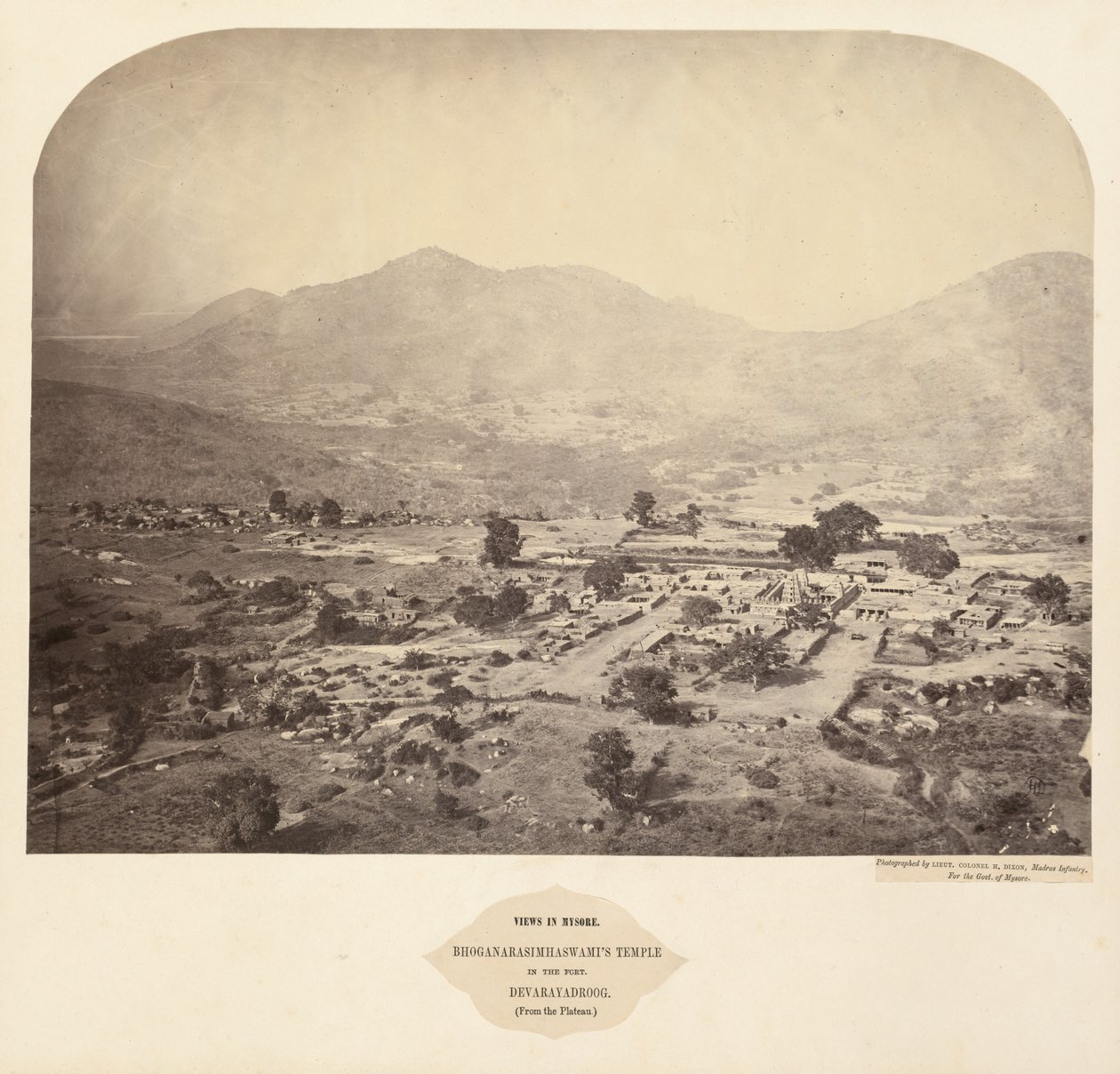 Uitzichten in Mysore: Bhoganarasimhaswamis tempel, in het fort, Devarayadroog..., 1862-1865 door Lieutenant Colonel Henry Dixon