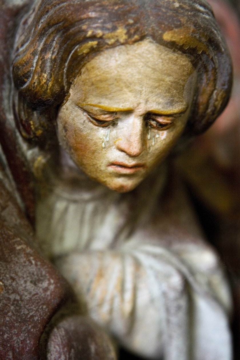 Altaarstuk, rechter paneel, detail, De Kruisafneming (geschilderde steen) door Ligier Richier