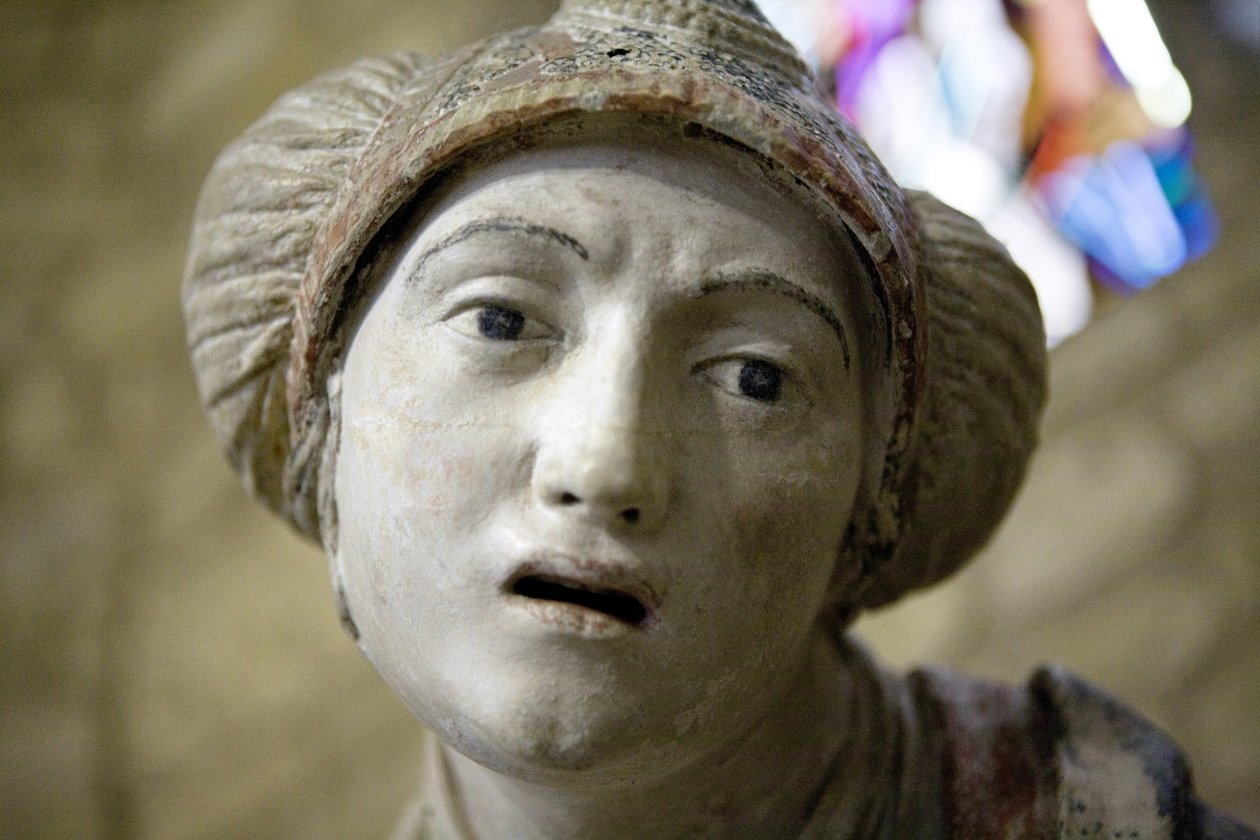 Heilige vrouw in een kap (geschilderde steen) door Ligier Richier