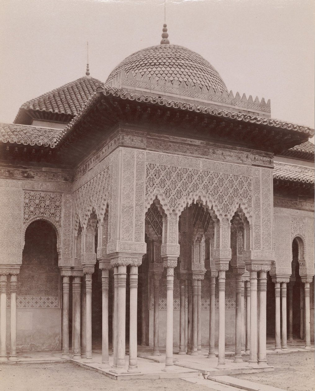 Binnenplaats van de Leeuwen, Alhambra, Granada door Likely Sebastiano Tassinari.