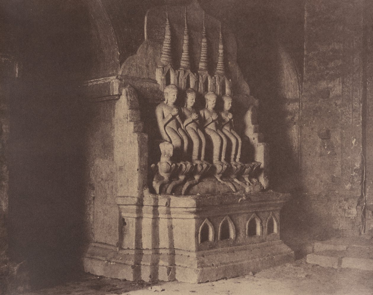 Nr. 23. Pugahm Myo [Pagan]. Beelden in Damayangyee Pagoda [Dhamma-yan-gyi]. door Linnaeus Tripe