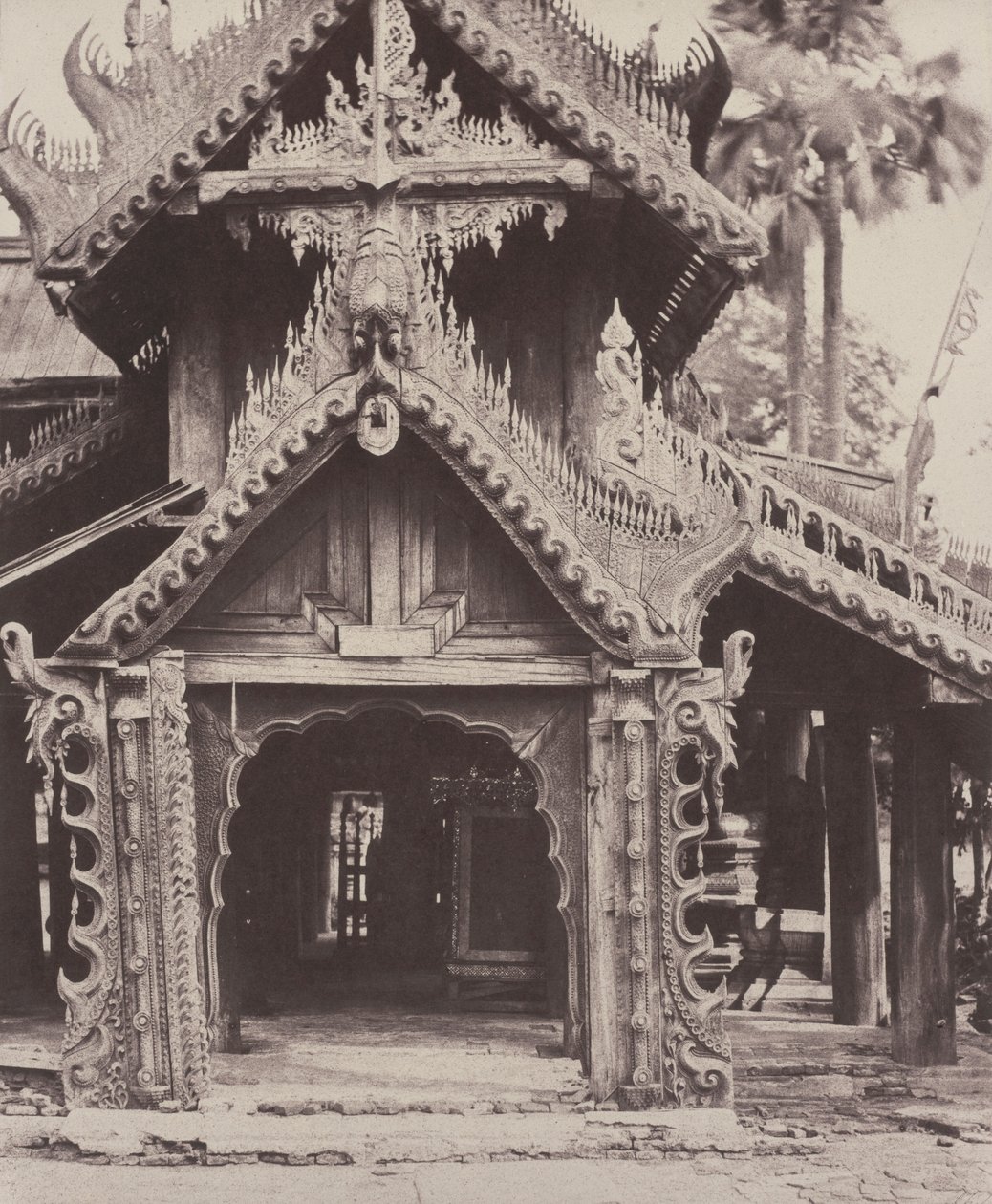 Pugahm Myo: Gesneden deuropening in de binnenplaats van de Shwe Zeegong pagode, 20-24 augustus of 23 oktober door Linnaeus Tripe
