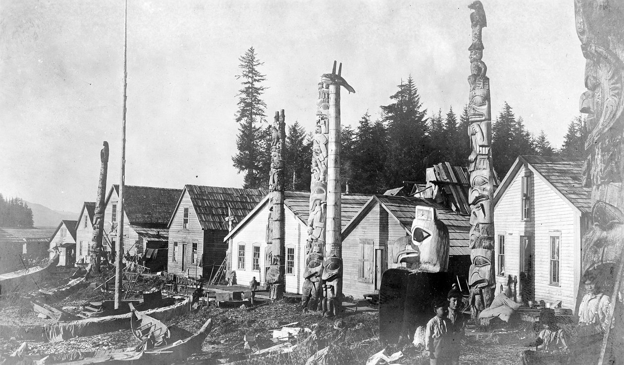 Indiaans dorp in Howkan, Alaska, 1896 door Lloyd Valentine and Pond, Edwin Percy Winter
