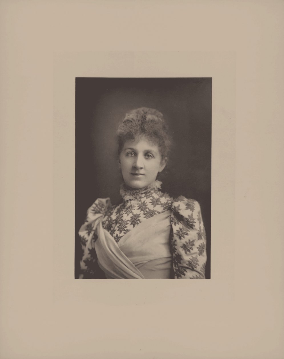 Portret van de pianiste en componiste Liza Lehmann 1862-1918 door London . Photo studio W. and
