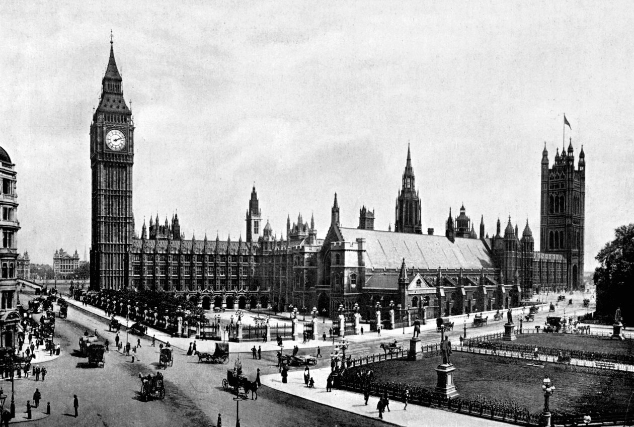 De Huizen van het Parlement en Westminster Hall gezien vanaf Parliament Square, Londen, c1905 door London Stereoscopic and Photographic Co
