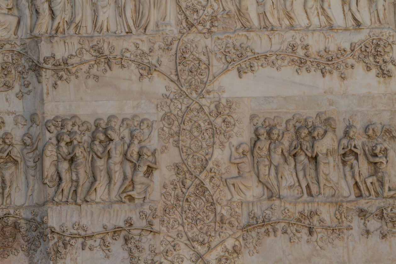 Scènes van het laatste oordeel, verhalen van de Apocalyps, bas-reliëfs door Lorenzo Maitani en assistenten, vierde pilaar, gevel van de kathedraal van Orvieto, Umbrië, Italië door Lorenzo Maitani