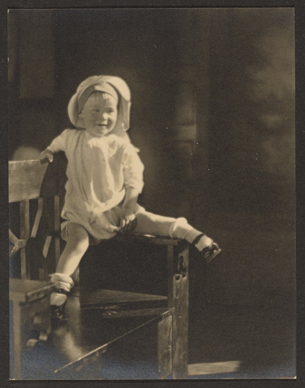 [Baby zit op een bankje] door Louis Fleckenstein