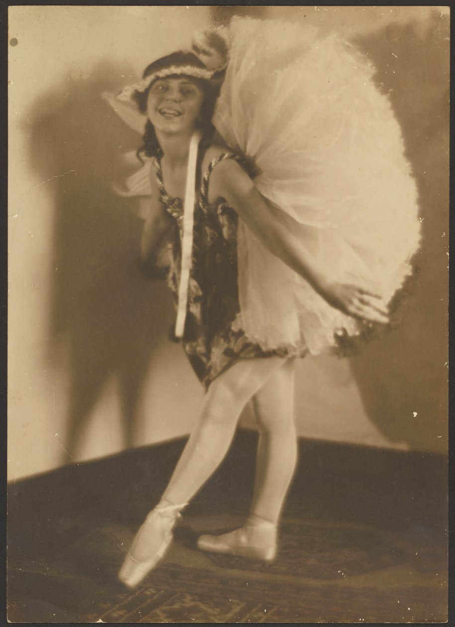 [Ballerina met hoofdtooi]. door Louis Fleckenstein