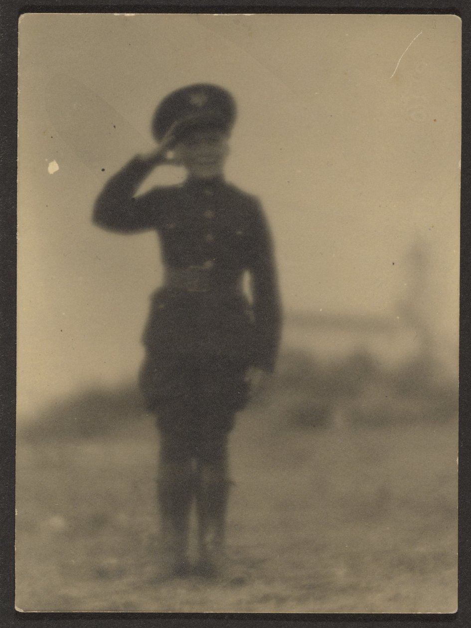 [Jongen in uniform] door Louis Fleckenstein