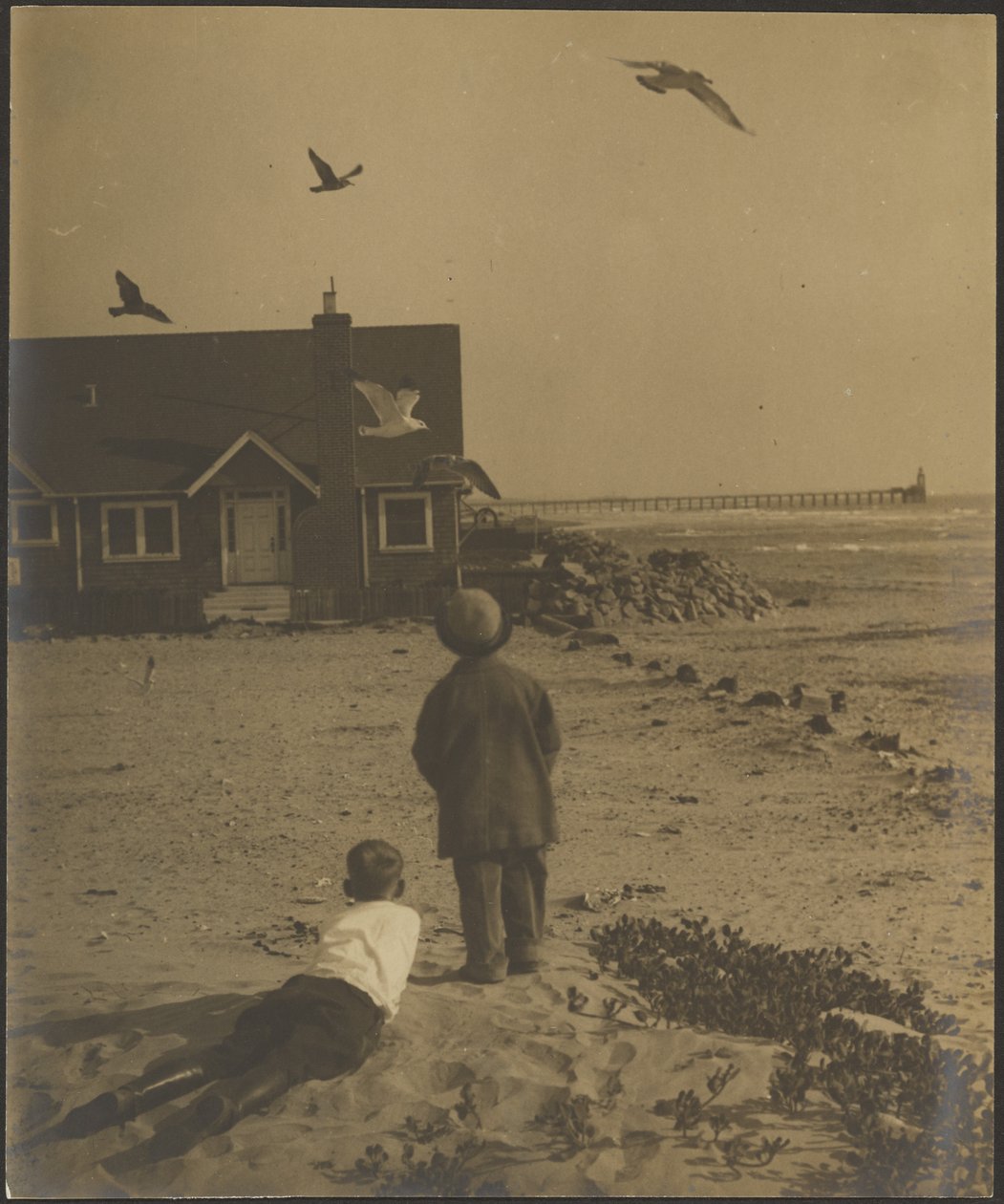 Kinderen aan zee die vogels bekijken door Louis Fleckenstein