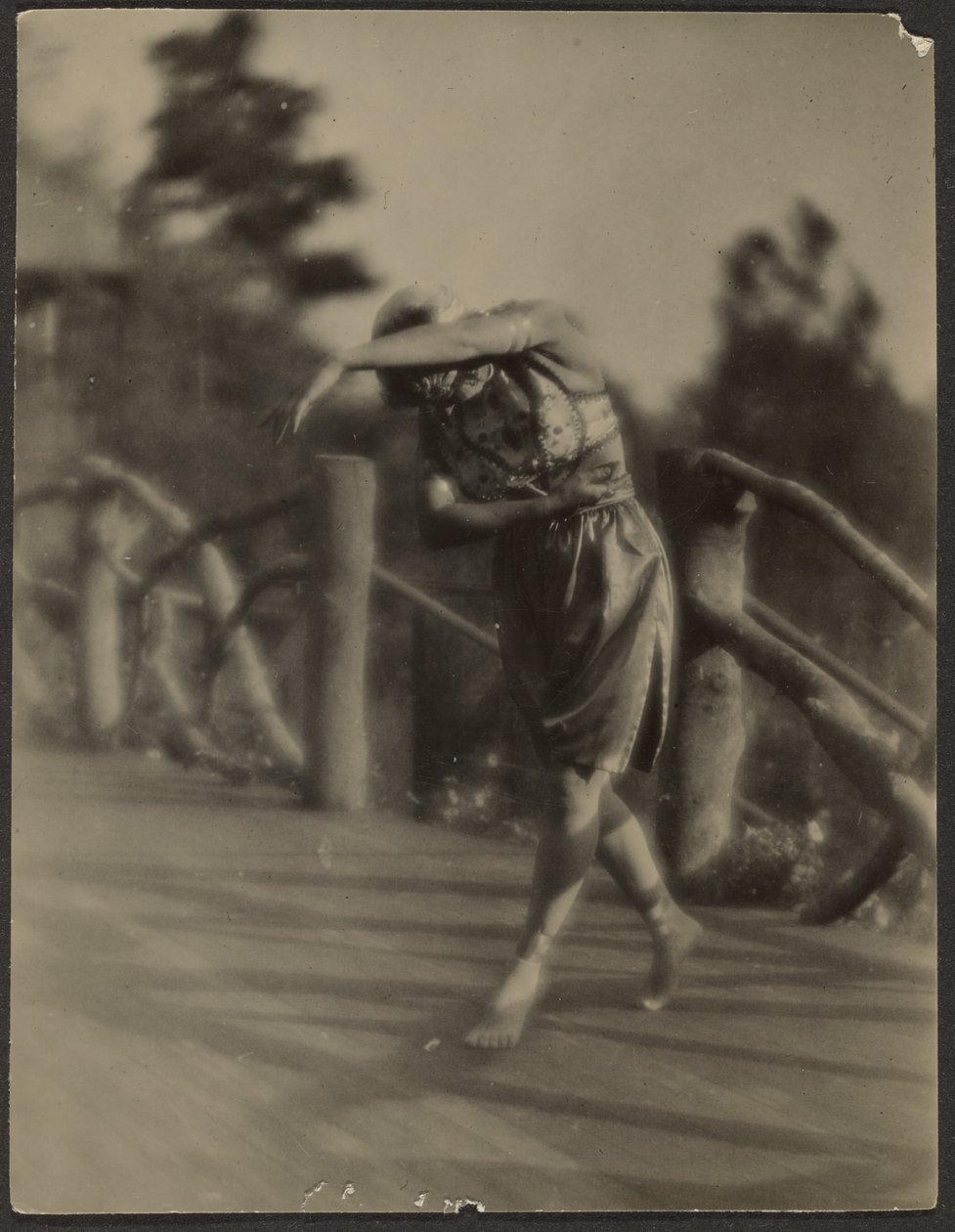 [Danser buiten] door Louis Fleckenstein