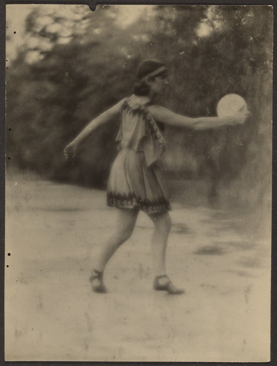 [Danser met Discus]. door Louis Fleckenstein
