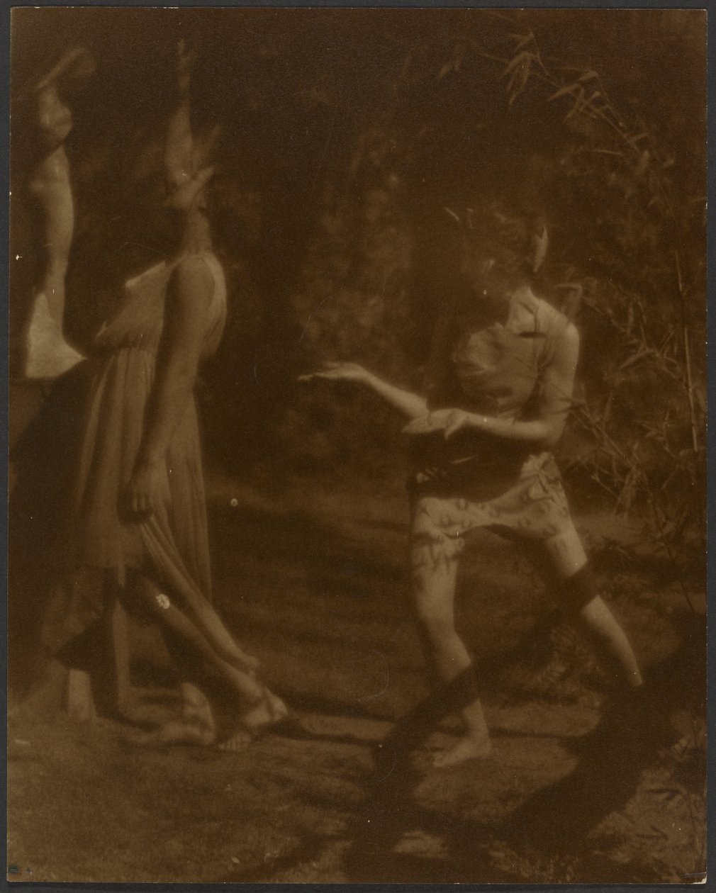 [Dansers in een pose] door Louis Fleckenstein