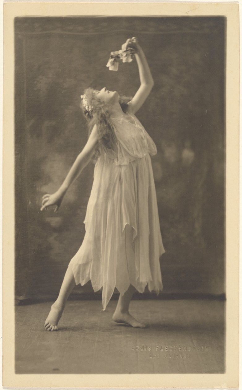 [Danseres met bloem voor een wandtapijt] door Louis Fleckenstein