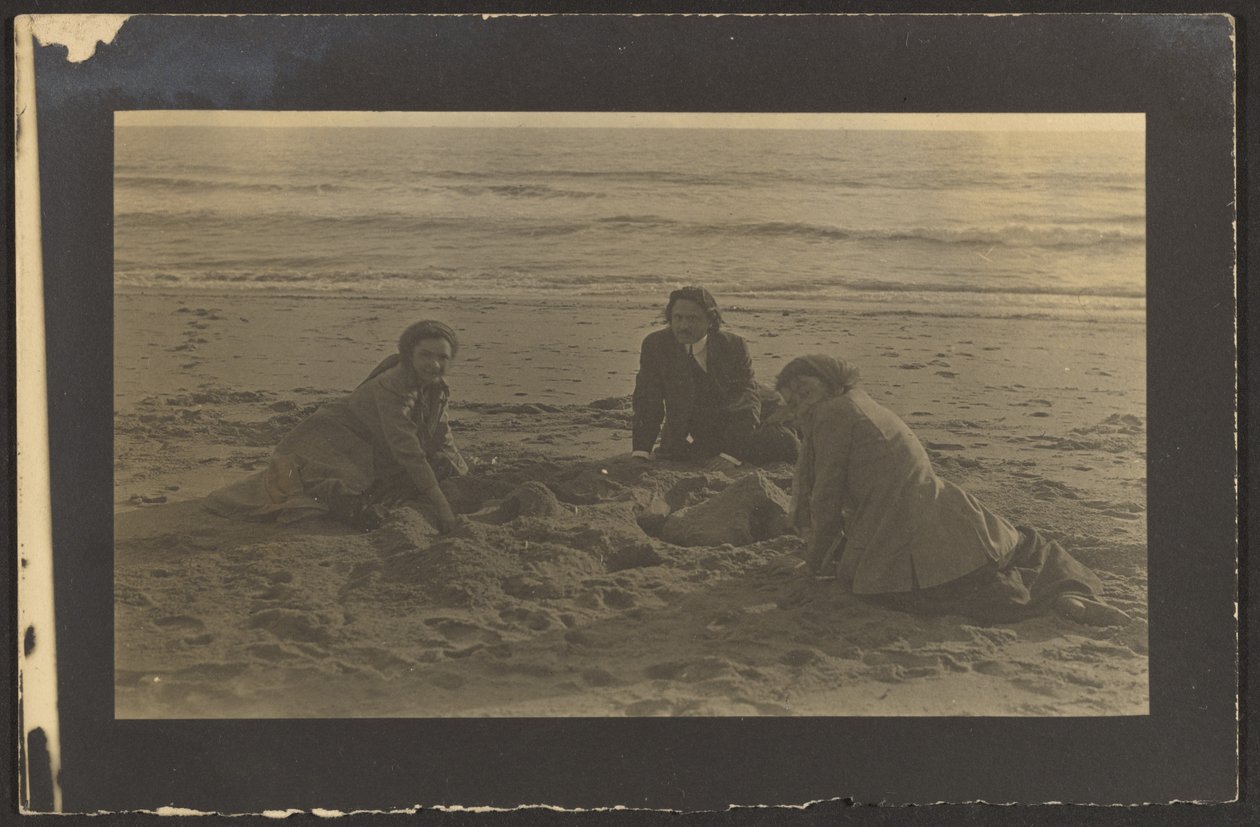 [Figuren zitten op het strand]. door Louis Fleckenstein