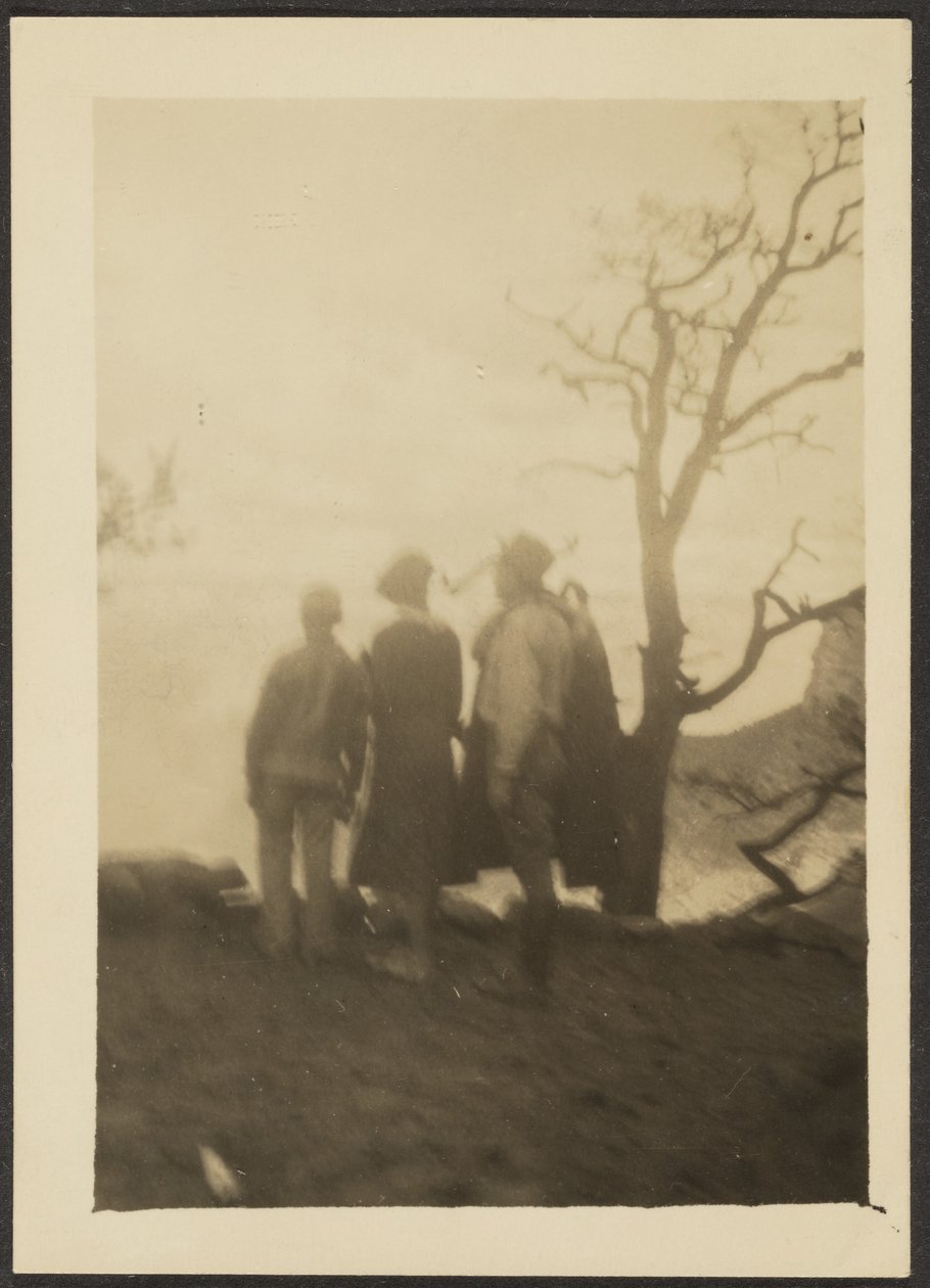 [Figuren in schaduw met boom]. door Louis Fleckenstein