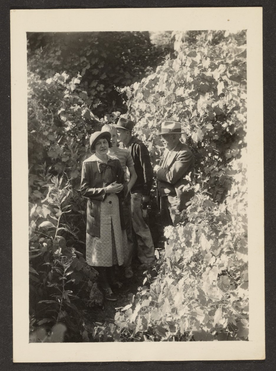 [Fleckenstein, Florence en haar zonen in het bos]. door Louis Fleckenstein