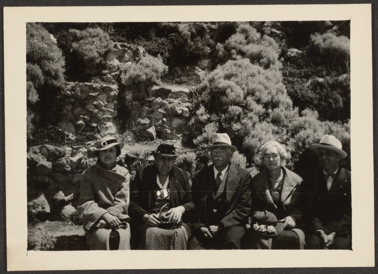 [Fleckenstein en zijn vrouw met anderen op een bank in het park]. door Louis Fleckenstein