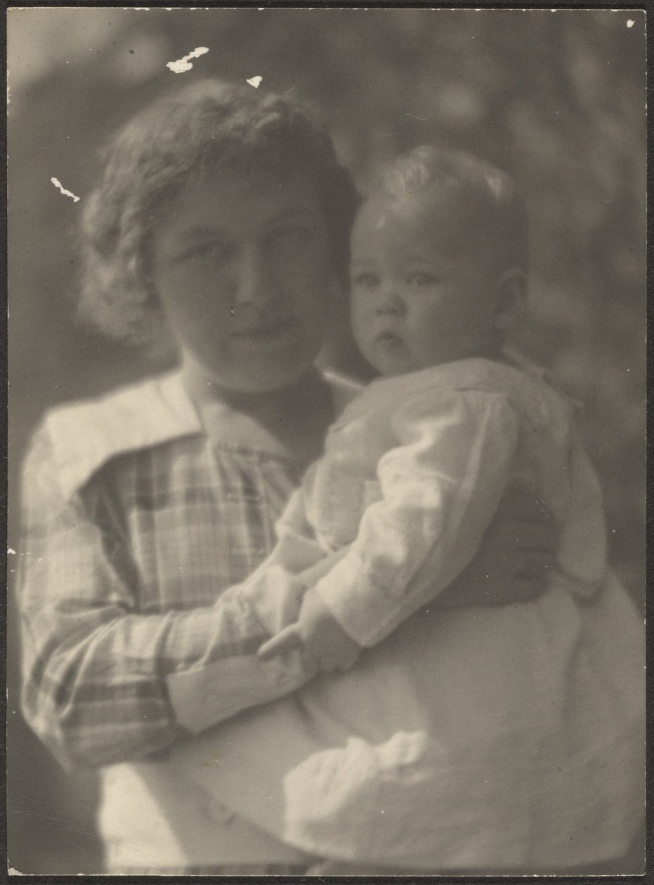 [Florence met een baby in haar armen] door Louis Fleckenstein