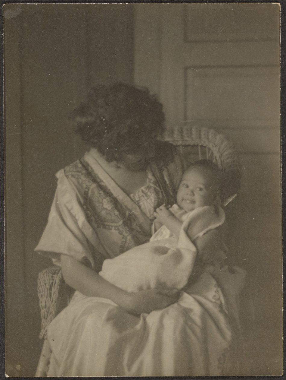 [Florence houdt baby vast in schommelstoel]. door Louis Fleckenstein