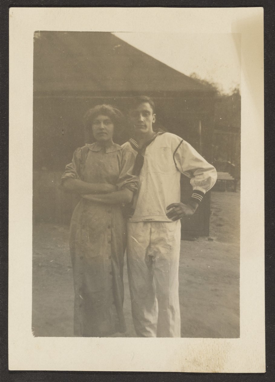 [Florence en een jonge man in marine-uniform] door Louis Fleckenstein