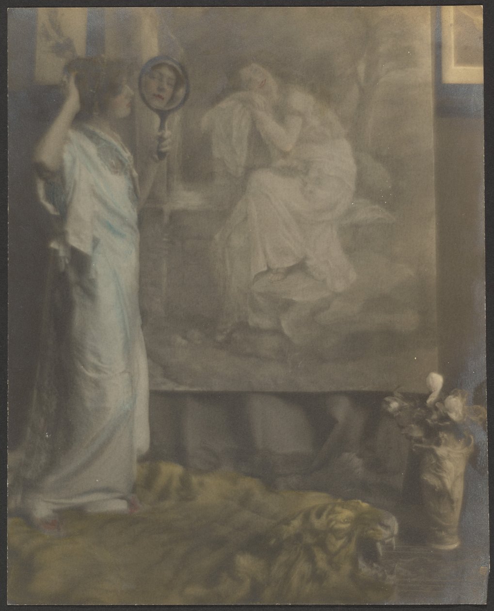 [Florence met handspiegel en schilderij]. door Louis Fleckenstein