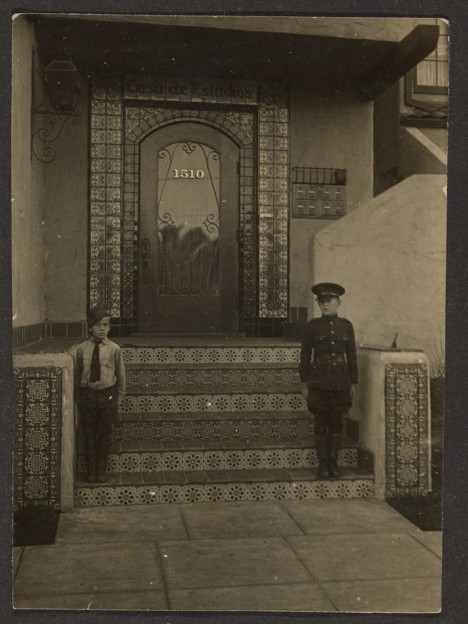[De jongens uit Florence voor Fleckensteins studio in Long Beach] door Louis Fleckenstein