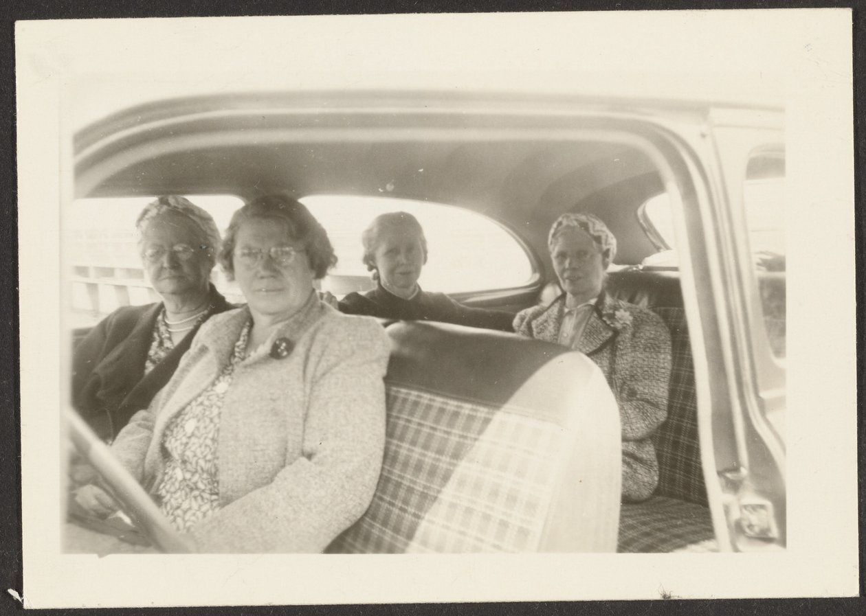 [Vier vrouwen in een auto] door Louis Fleckenstein